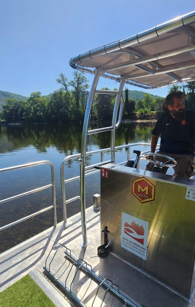 Un bac pour traverser la Dordogne