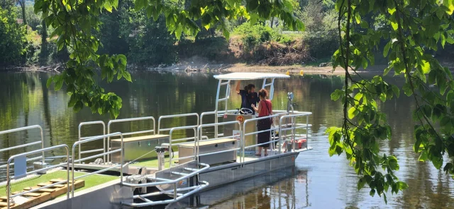 Un bac pour traverser la Dordogne